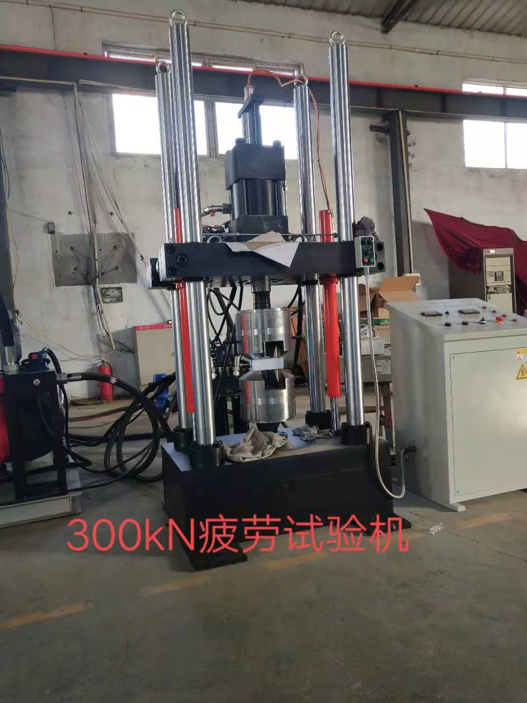 濟(jì)南新時(shí)代試金試驗(yàn)機(jī)廠出口俄羅斯、30噸疲勞試驗(yàn)機(jī)